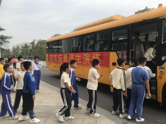 “以演筑防 安全護航”——校車安全應急逃生演練活動