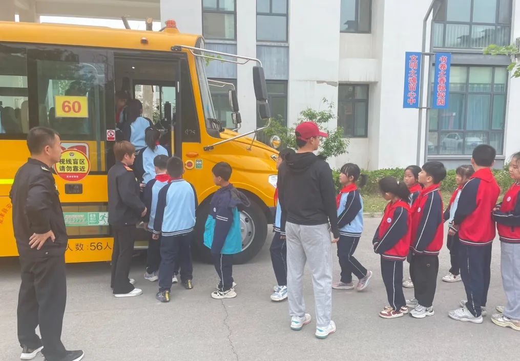 安全“童”行，全力護(hù)航 ——夏津縣實(shí)驗(yàn)小學(xué)開(kāi)展校車(chē)安全疏散演練