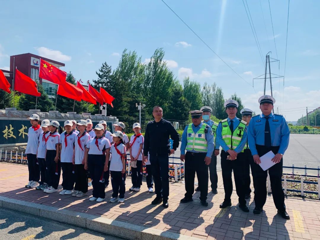 安全始于心 防患始于行|松原公安交警開展“知危險 會避險”校車交通事故應急演練