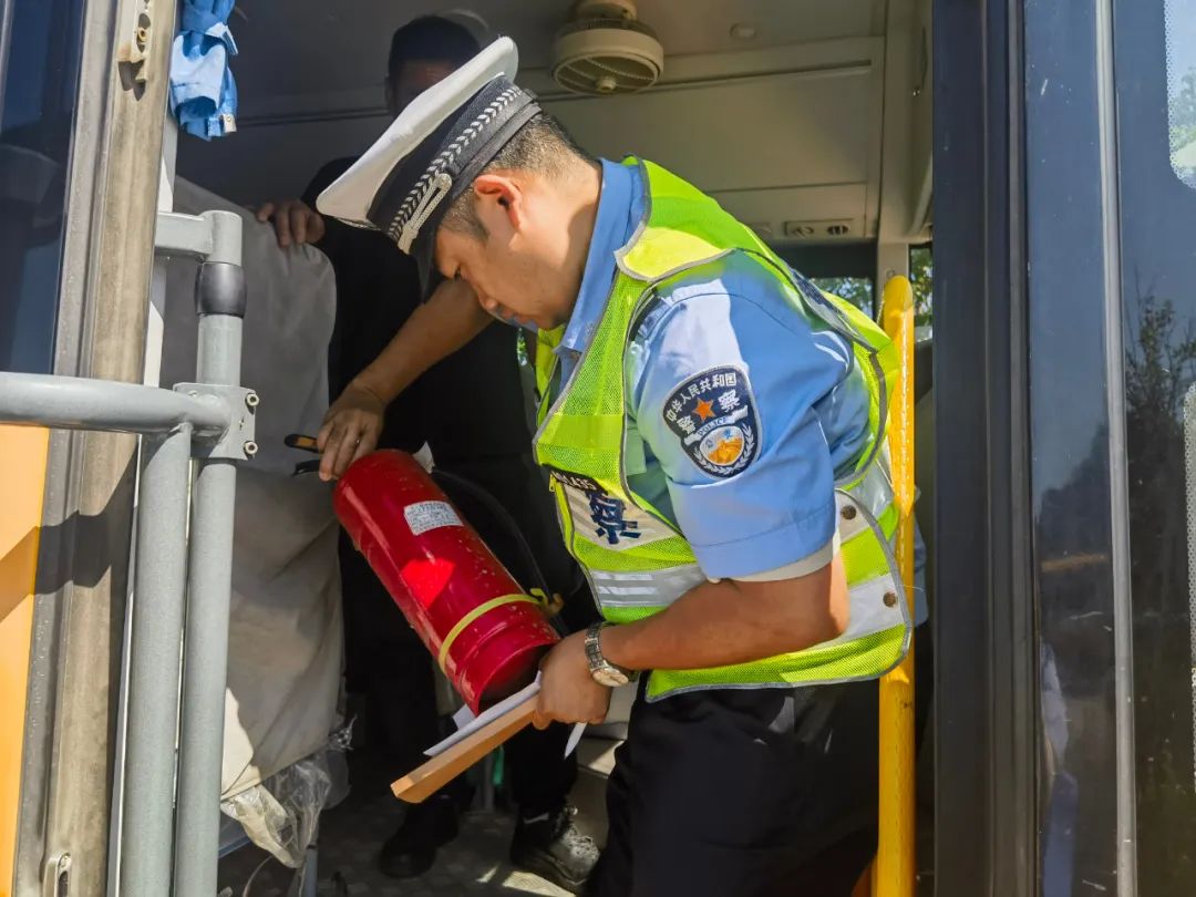撫順交警：強(qiáng)化校車(chē)安全“大檢查”，擰緊校車(chē)出行“安全閥”！