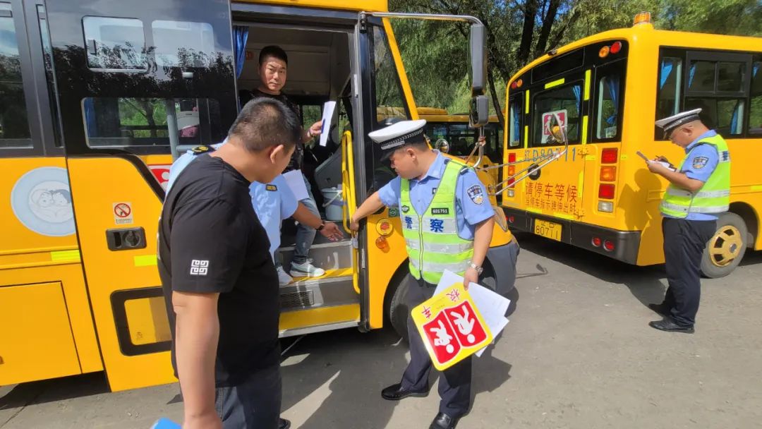 撫順交警：強(qiáng)化校車(chē)安全“大檢查”，擰緊校車(chē)出行“安全閥”！