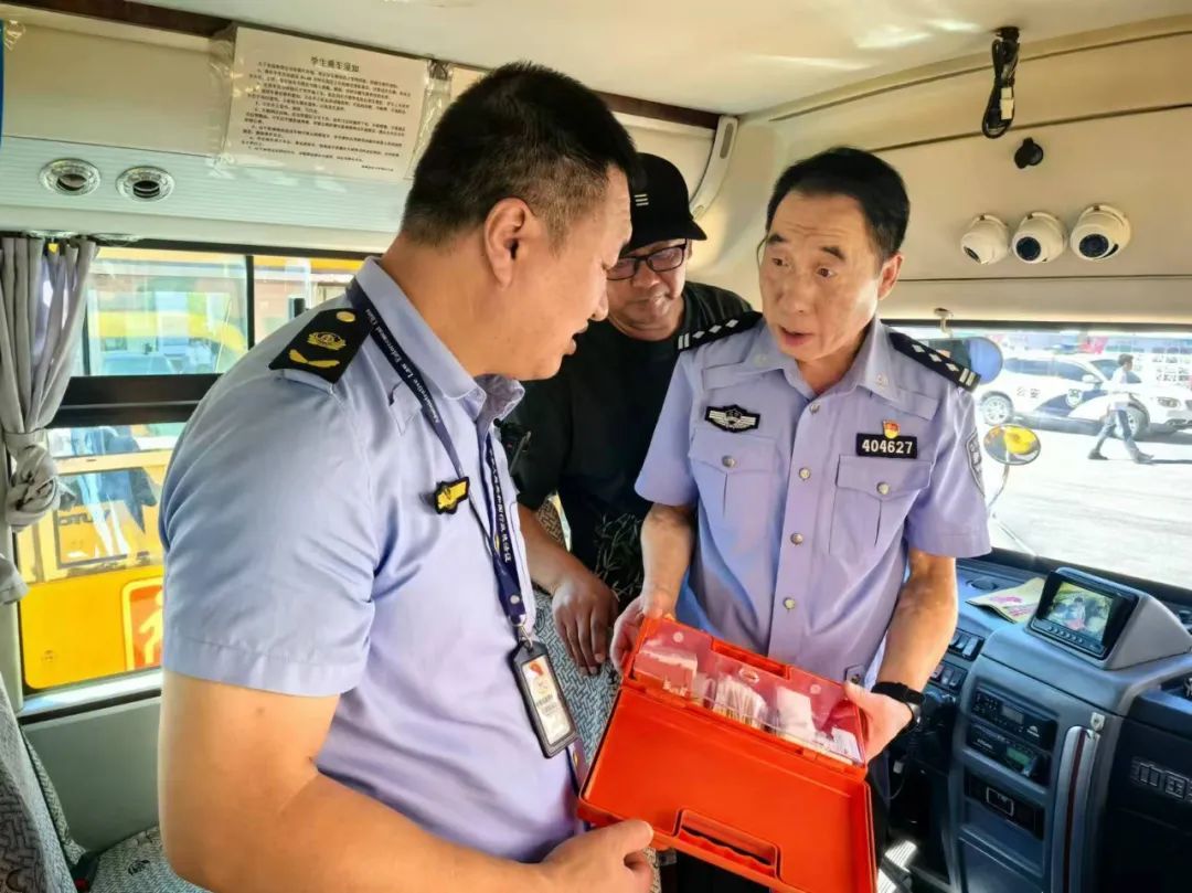 撫順交警：強(qiáng)化校車(chē)安全“大檢查”，擰緊校車(chē)出行“安全閥”！