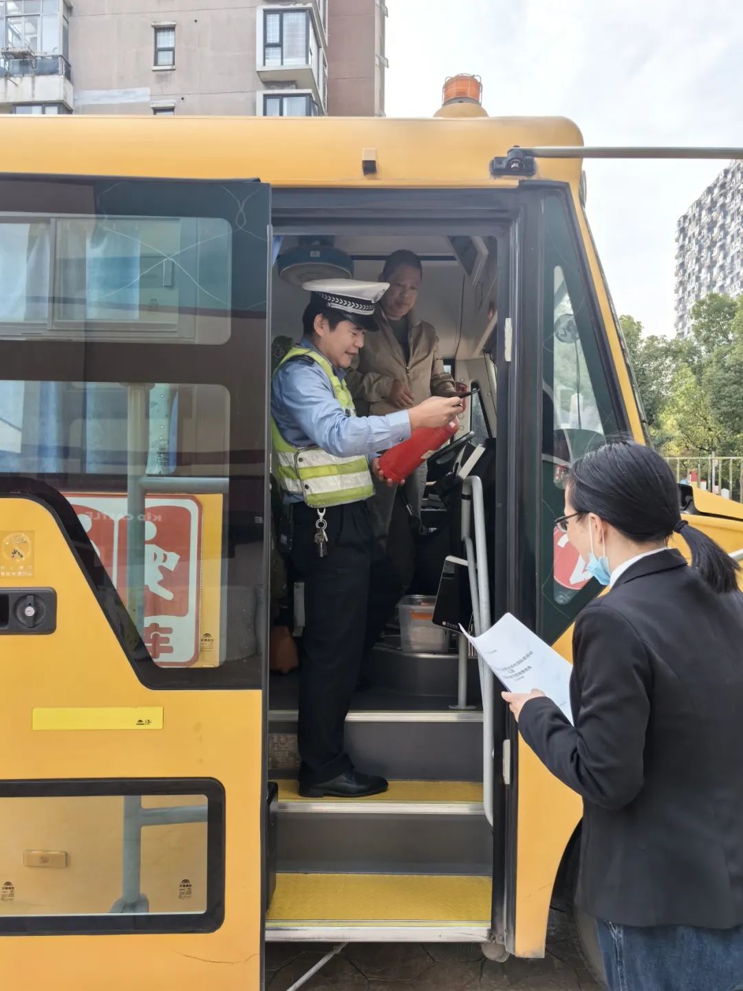 【小手拉大手】交警三大隊新廠中隊開展校車安全隱患排查 筑牢幼兒出行“安全網”