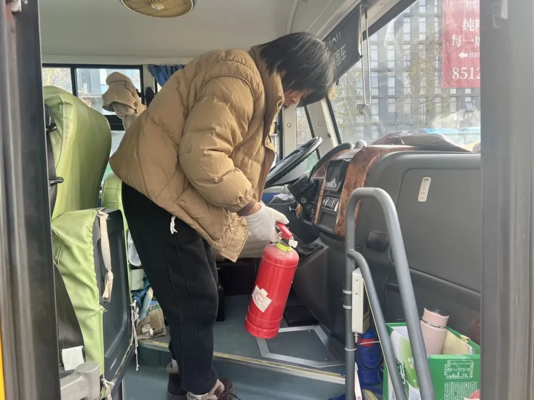 安全乘車，平安“童”行——記平湖市青鳥幼兒園校車安全應急演練活動