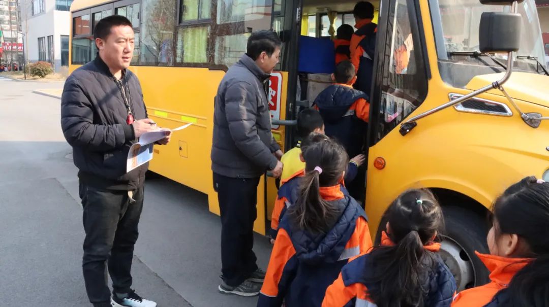 嚴把校車“安全關”，守護學生“平安路”