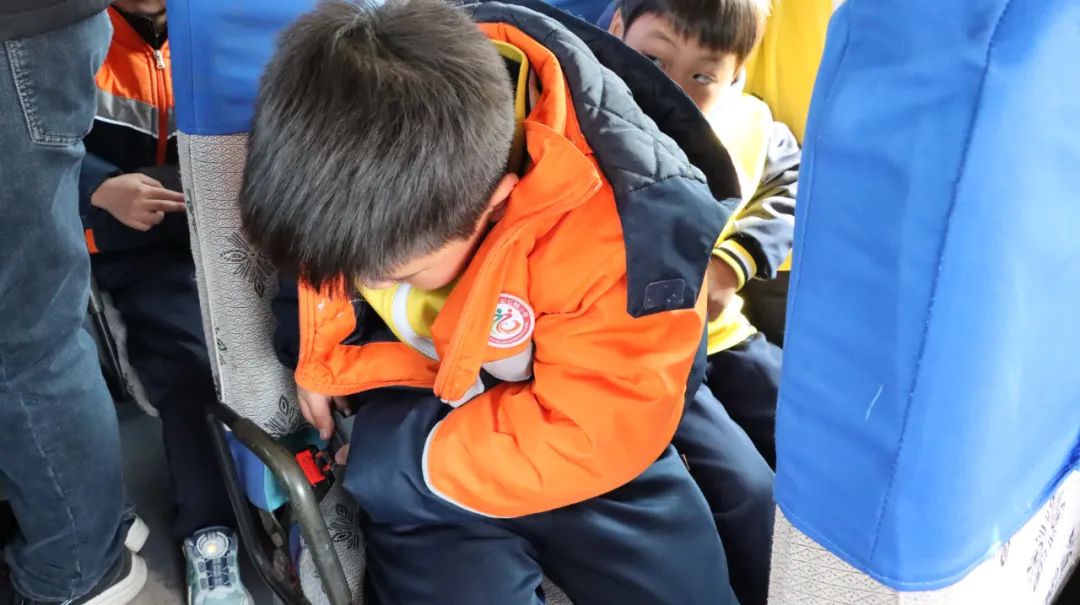 嚴把校車“安全關”，守護學生“平安路”