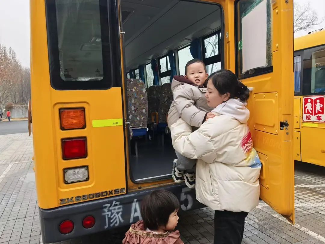 安全“童”行，伴我成長——鄭州市金水區清水苑幼兒園校車突發事故模擬應急演練