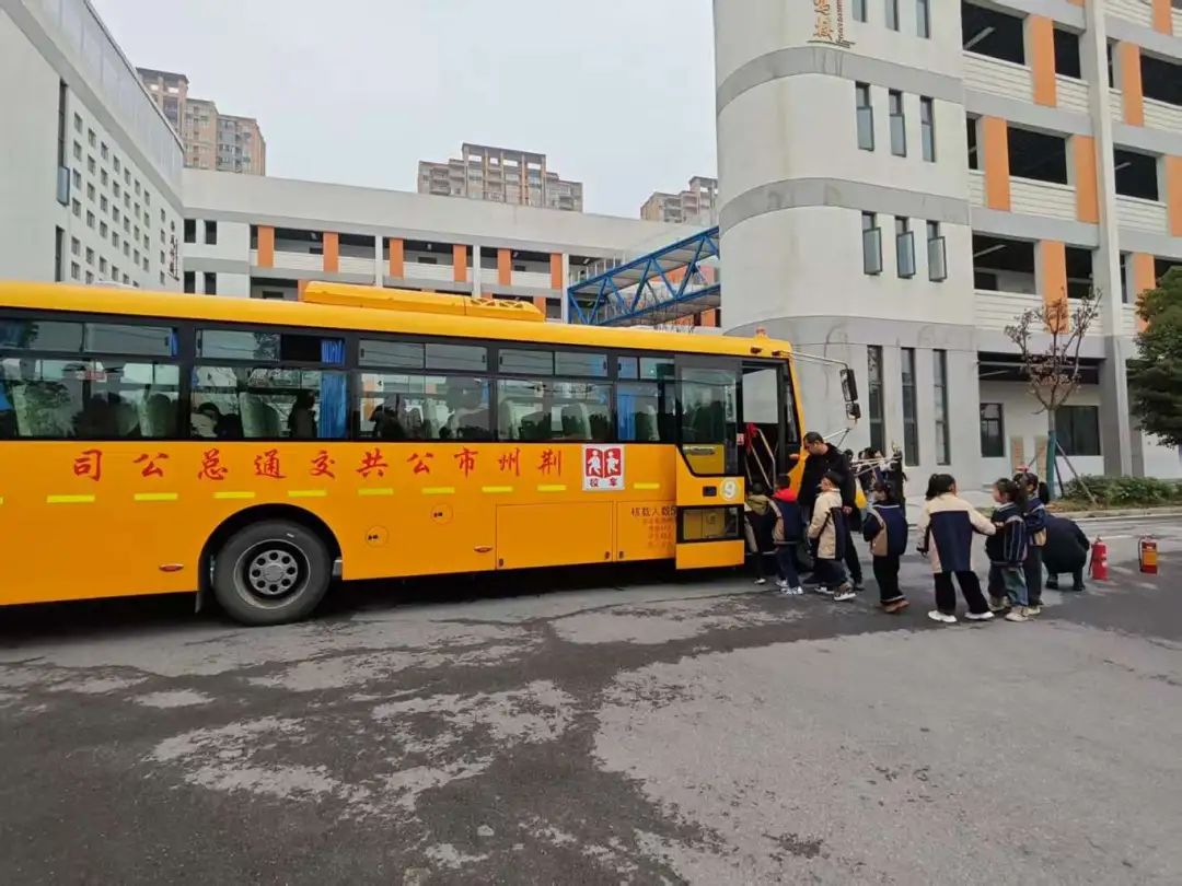 筑牢校車安全防線 守護(hù)學(xué)生出行平安——荊州經(jīng)開區(qū)第二中學(xué)2025年校車安全演練