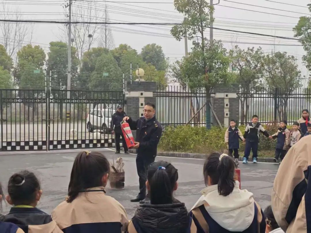 筑牢校車安全防線 守護(hù)學(xué)生出行平安——荊州經(jīng)開區(qū)第二中學(xué)2025年校車安全演練