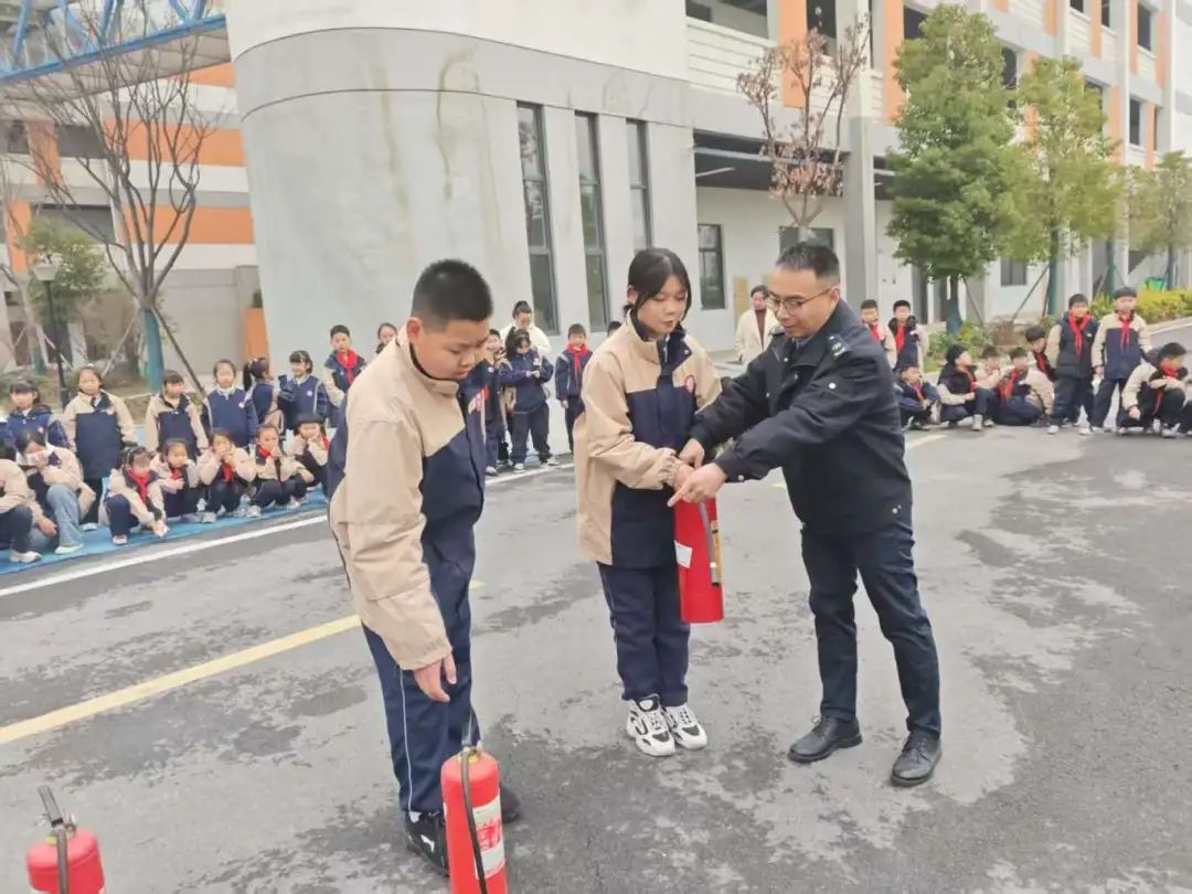 筑牢校車安全防線 守護(hù)學(xué)生出行平安——荊州經(jīng)開區(qū)第二中學(xué)2025年校車安全演練