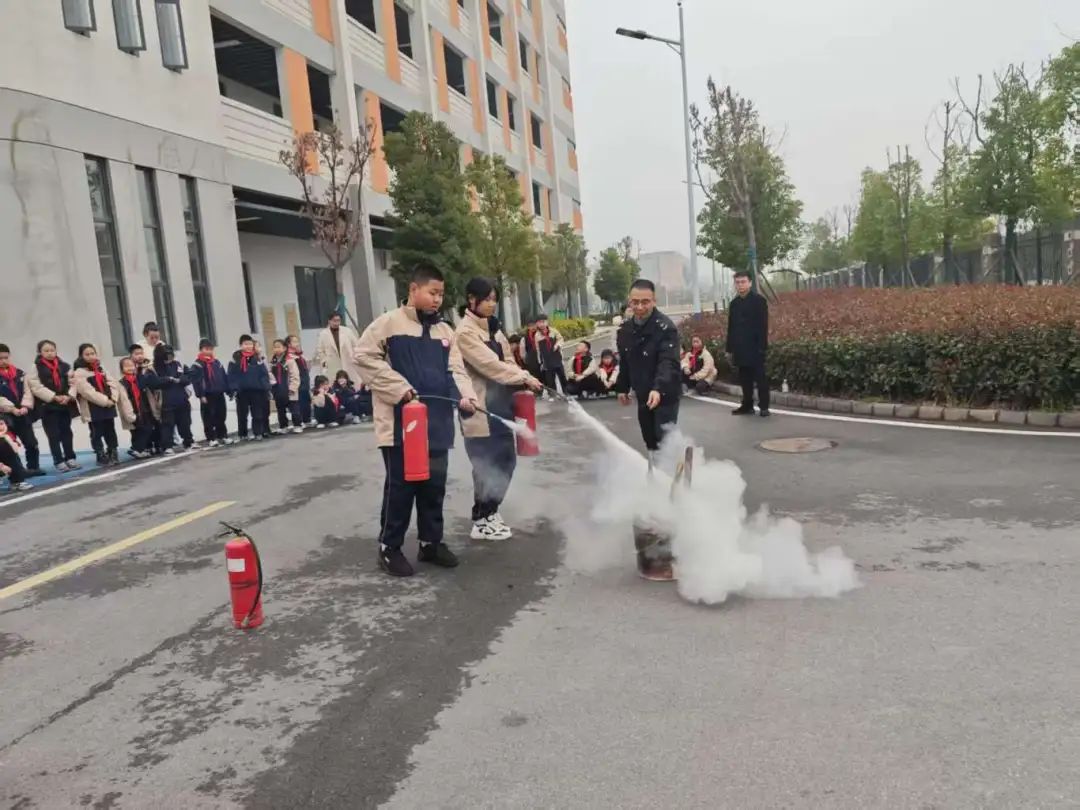 筑牢校車安全防線 守護(hù)學(xué)生出行平安——荊州經(jīng)開區(qū)第二中學(xué)2025年校車安全演練