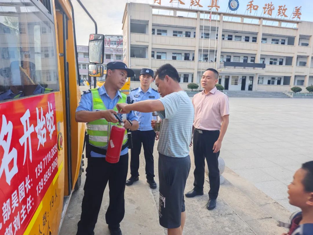 警校聯(lián)動查校車 筑牢學(xué)生平安路——實驗小學(xué)太平校區(qū)聯(lián)合民警開展校車專項安檢