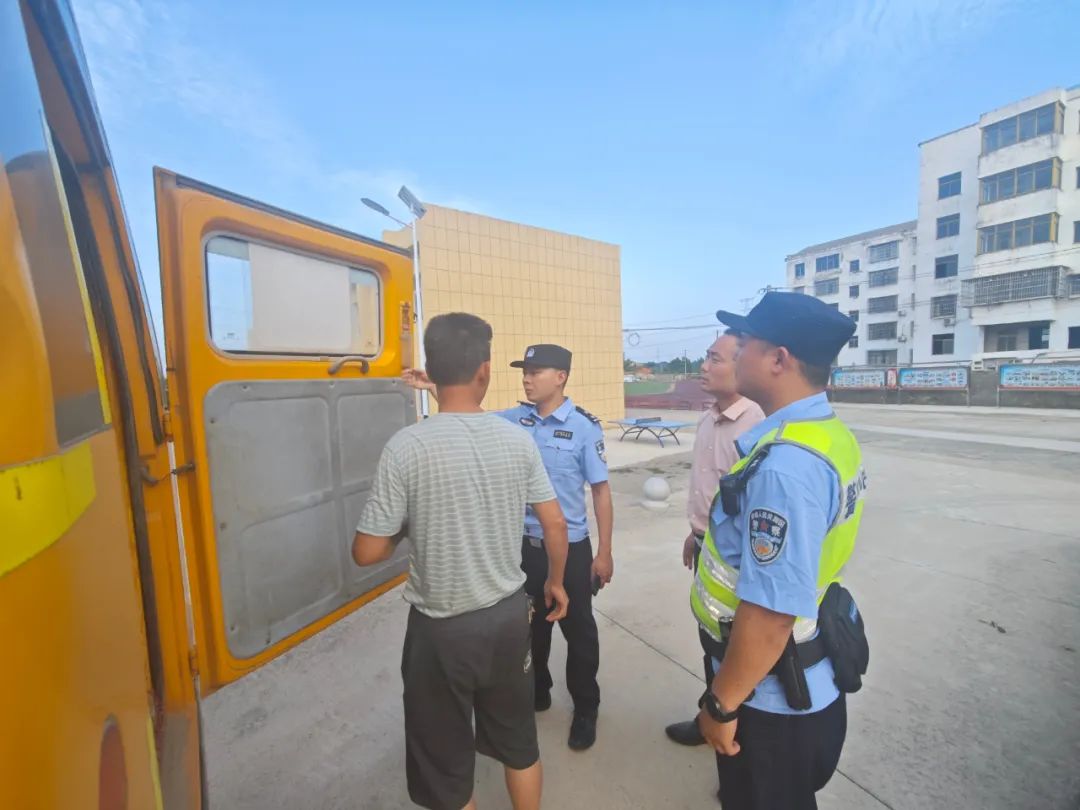 警校聯(lián)動查校車 筑牢學(xué)生平安路——實驗小學(xué)太平校區(qū)聯(lián)合民警開展校車專項安檢