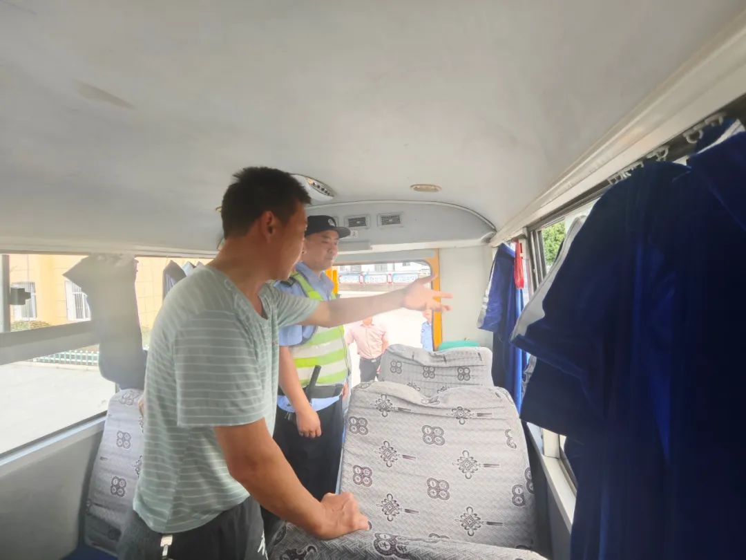 警校聯(lián)動查校車 筑牢學(xué)生平安路——實驗小學(xué)太平校區(qū)聯(lián)合民警開展校車專項安檢