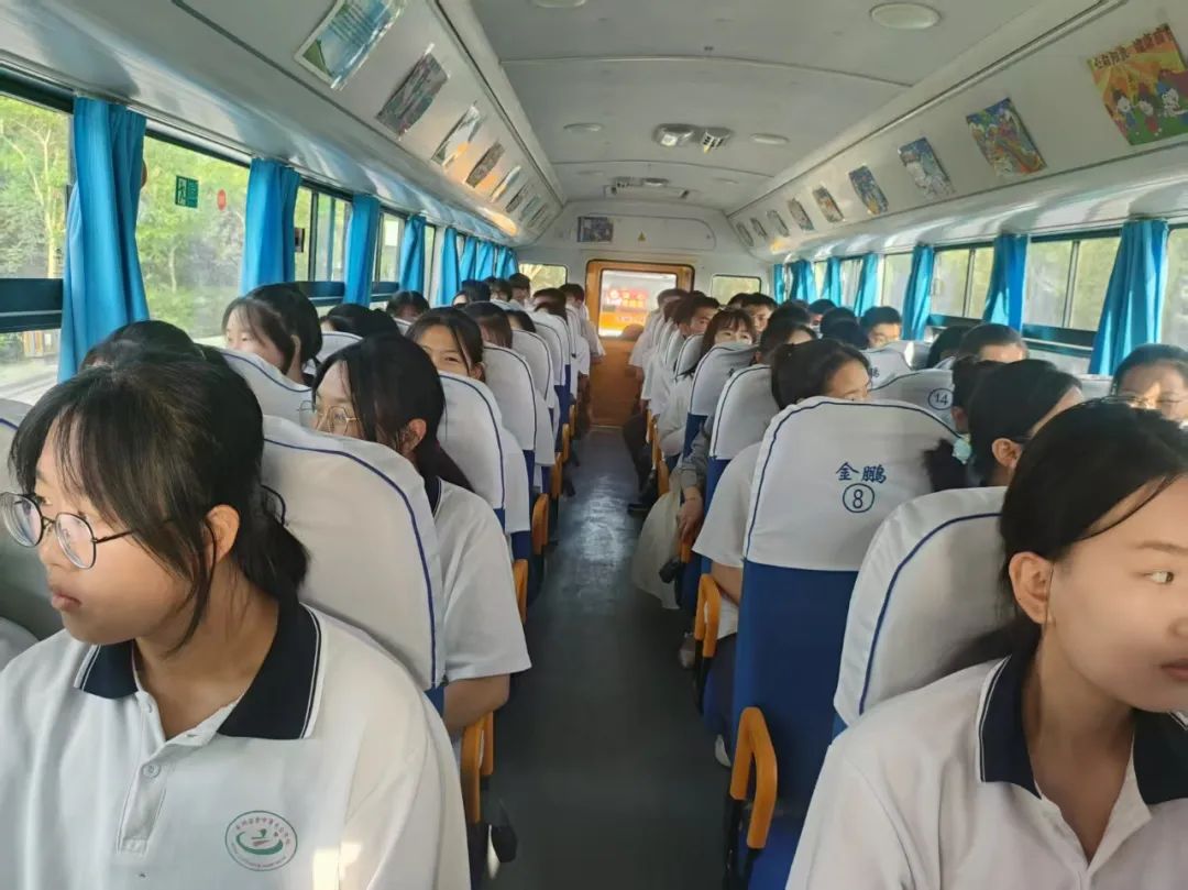 愛心校車助力高考 全力護(hù)航夢想之路——瓜州縣教育局安排校車為高考學(xué)子提供交通保障