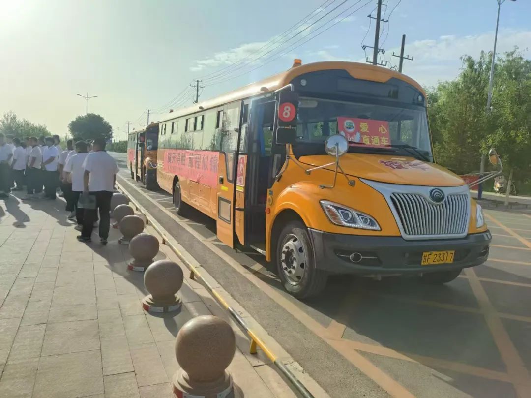 愛心校車助力高考 全力護(hù)航夢想之路——瓜州縣教育局安排校車為高考學(xué)子提供交通保障