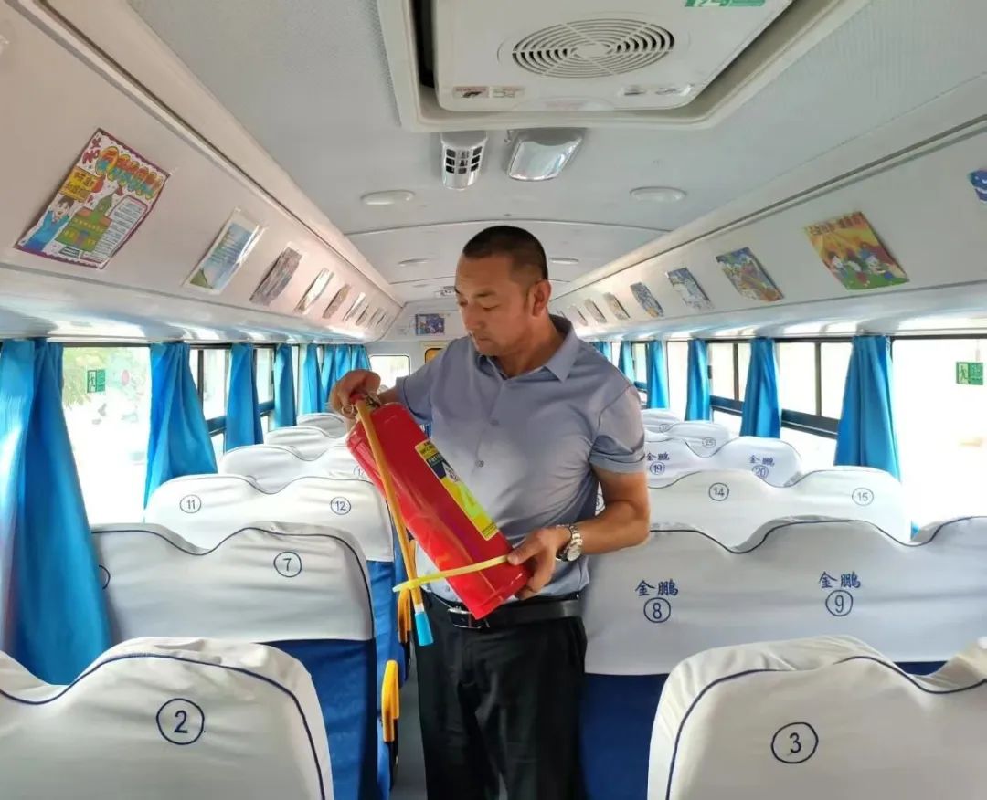 愛心校車助力高考 全力護(hù)航夢想之路——瓜州縣教育局安排校車為高考學(xué)子提供交通保障