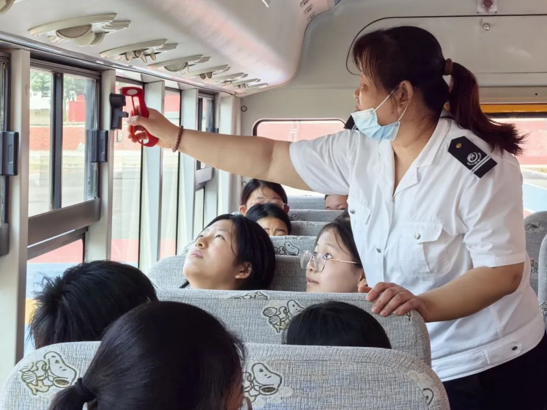 【全環(huán)境立德樹人】筑牢校車安全防線----方下中心中學開展校車安全疏散演練活動