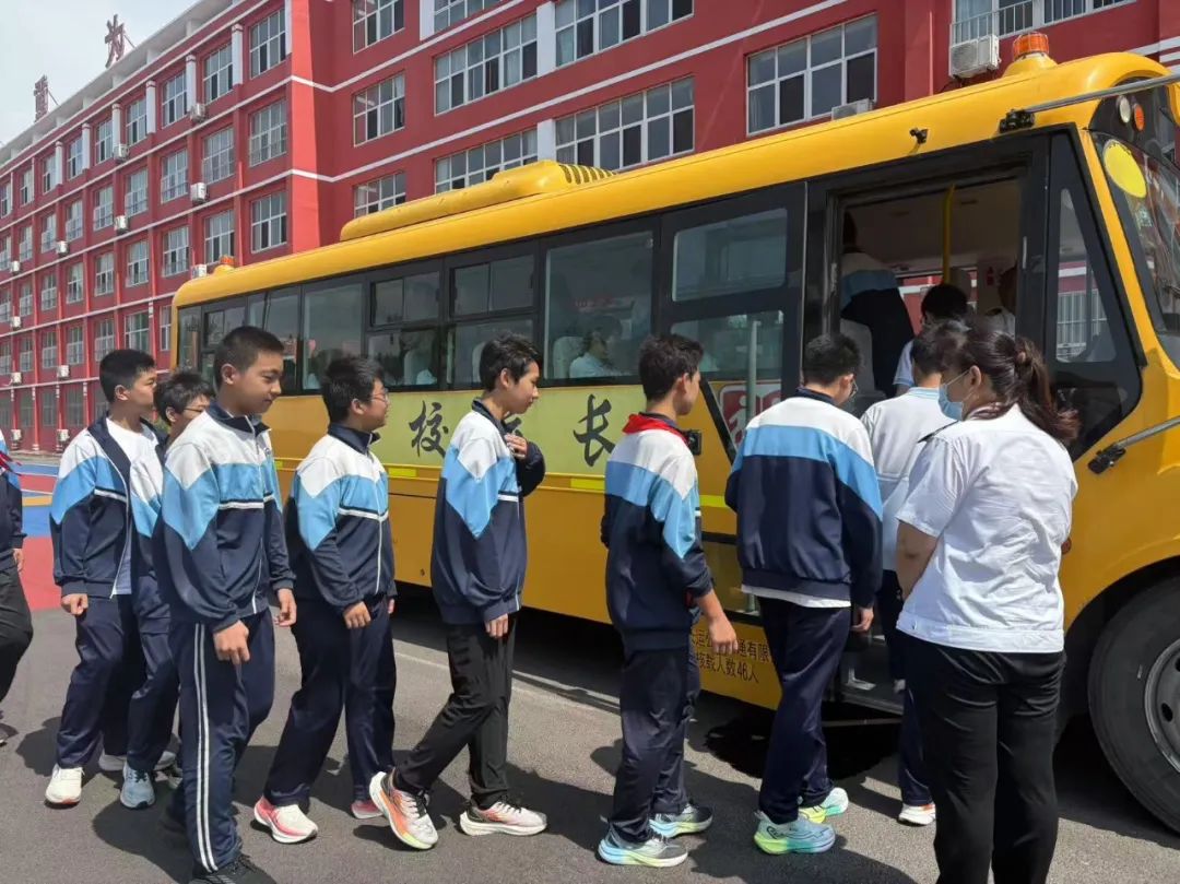 【全環(huán)境立德樹人】筑牢校車安全防線----方下中心中學開展校車安全疏散演練活動