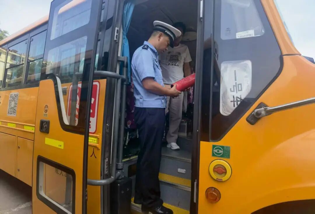 秋季開學，你家孩子坐的校車被“查”了......