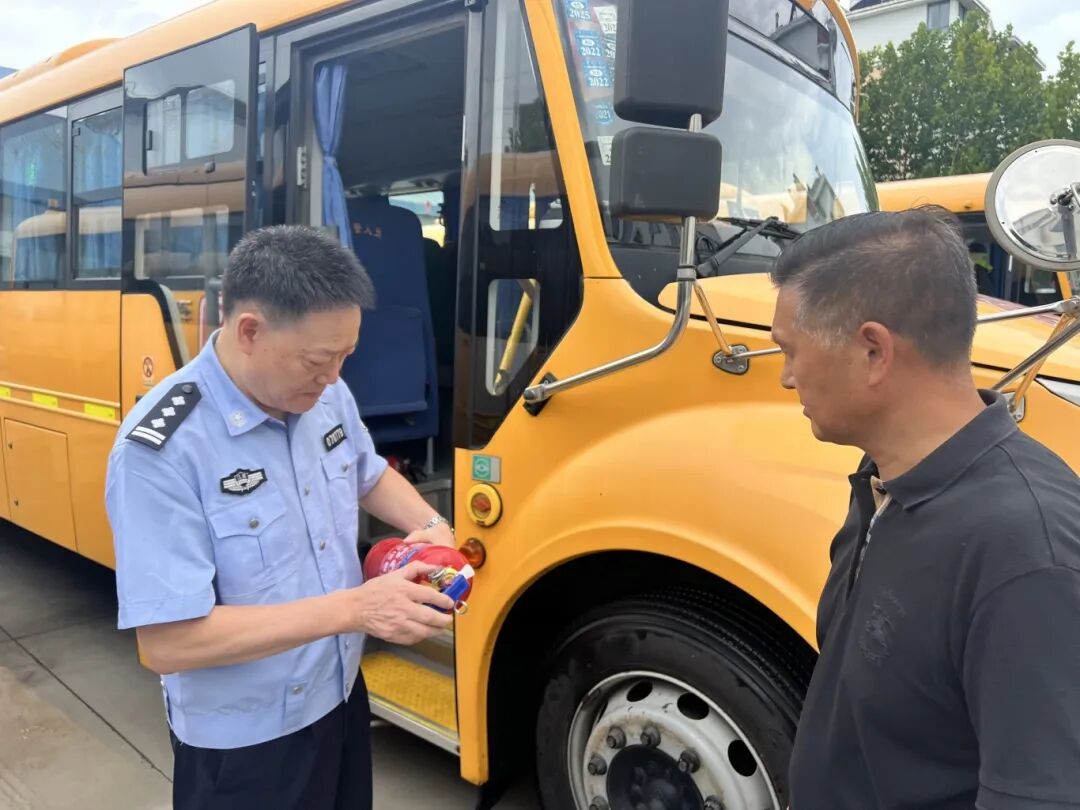 秋季開學，你家孩子坐的校車被“查”了......