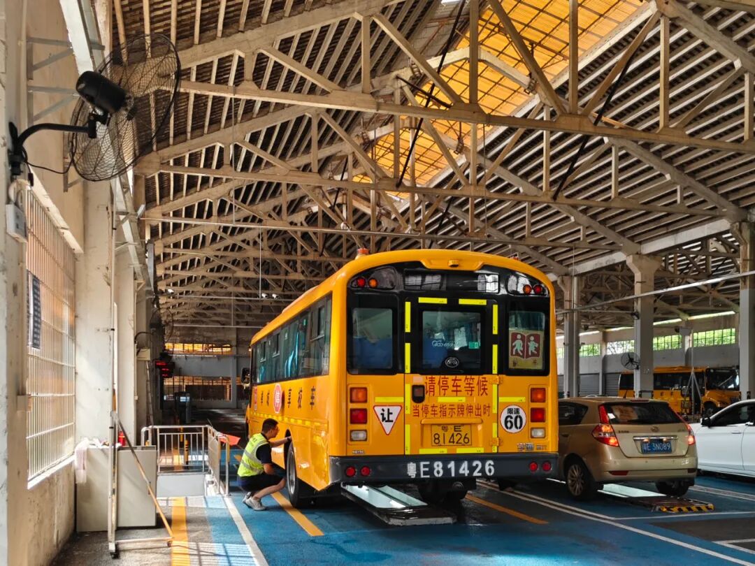 開學首日，3.8萬名學生乘佛汽校車返校