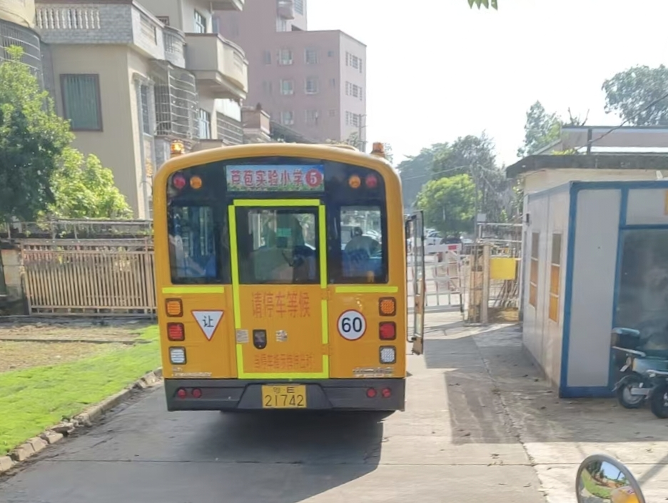 開學首日，3.8萬名學生乘佛汽校車返校