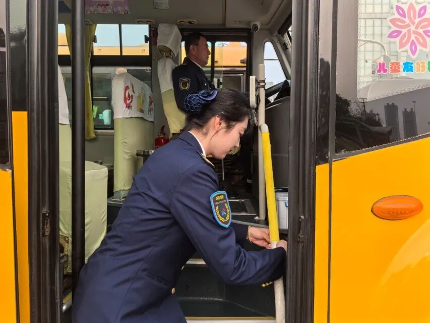 “大鼻子”校車做好“過冬”準備啦！