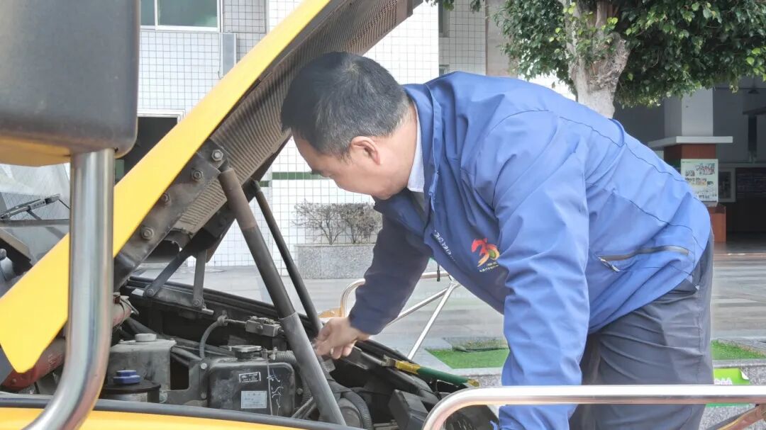 筑牢安全防線，守護成長之路——自然門實驗學校2025年秋季校車安全演練