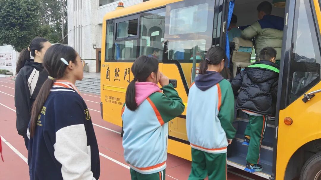 筑牢安全防線，守護成長之路——自然門實驗學校2025年秋季校車安全演練