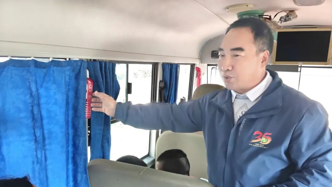 筑牢安全防線，守護成長之路——自然門實驗學校2025年秋季校車安全演練