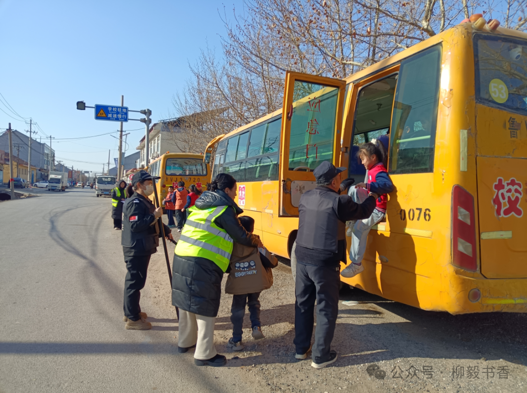 以練筑防 守護平安|朱里小學開展校車應急疏散演練活動