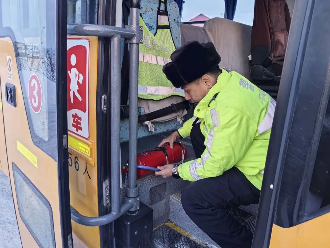 筑牢校車安全防線 守護學子出行路 阿勒泰地區布爾津公安交警開展校車安全大檢查
