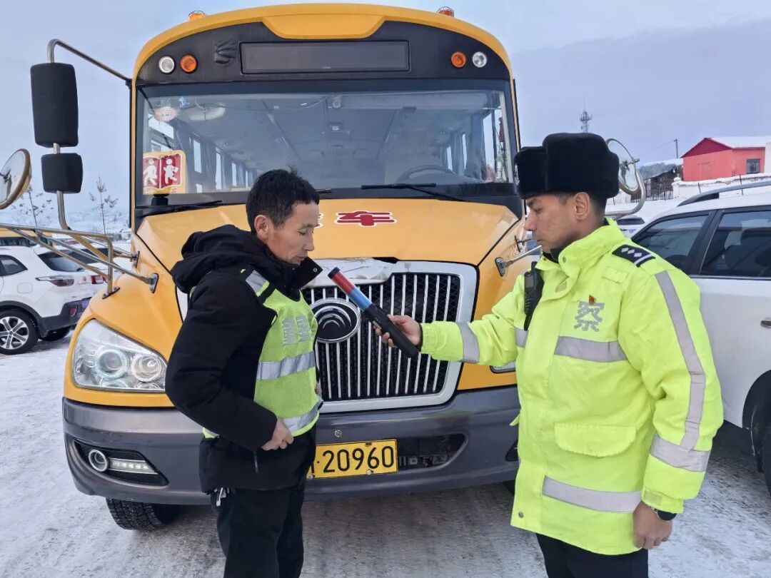 筑牢校車安全防線 守護學子出行路 阿勒泰地區布爾津公安交警開展校車安全大檢查