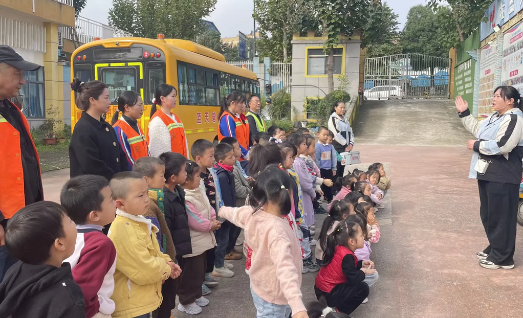 安全乘校車，平安伴我行——藍天碧水幼兒園校車安全應急疏散演練