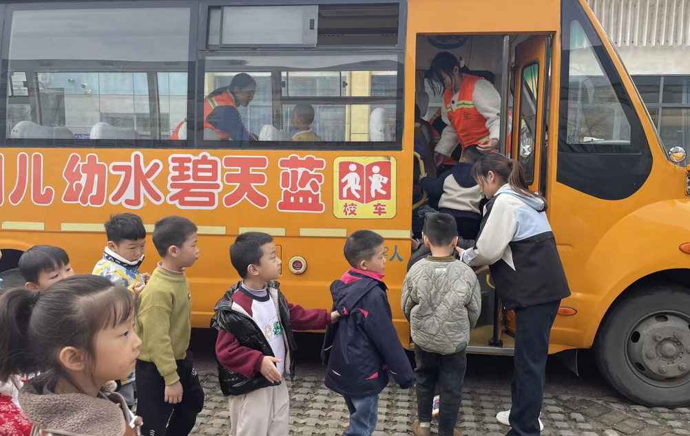 安全乘校車，平安伴我行——藍天碧水幼兒園校車安全應急疏散演練