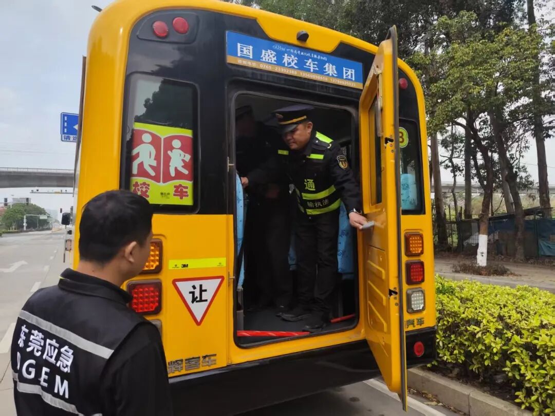 “把脈”校車安全！洪梅多部門聯合行動，筑牢師生出行“防護墻”