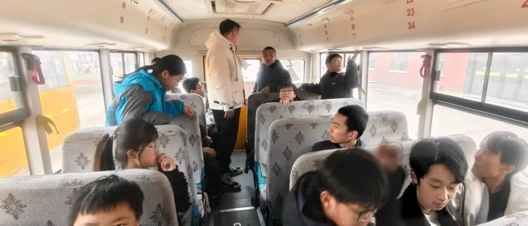 演練筑安全 護(hù)航上學(xué)路——大河灣鎮(zhèn)學(xué)校開展校車安全應(yīng)急演練