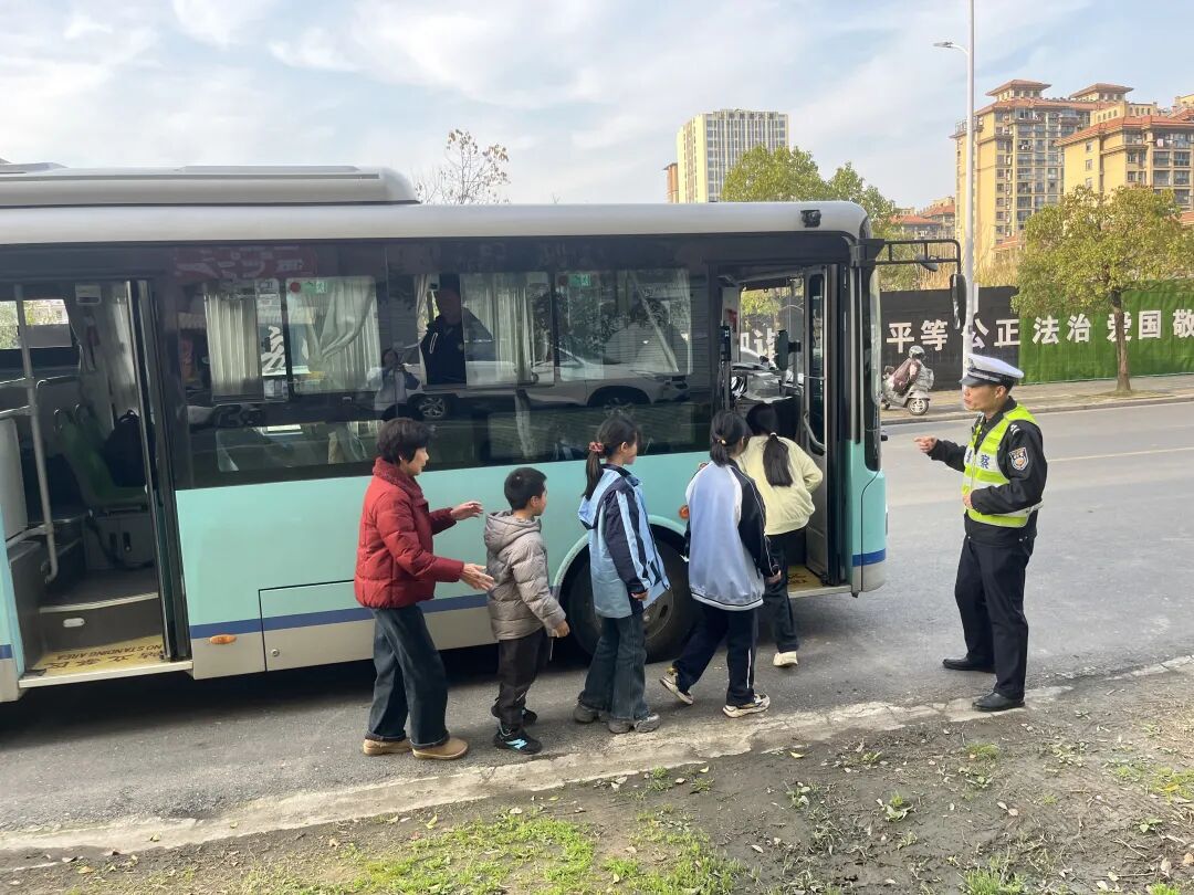 【和雅津北】津北學(xué)校開展校車安全應(yīng)急疏散演練活動