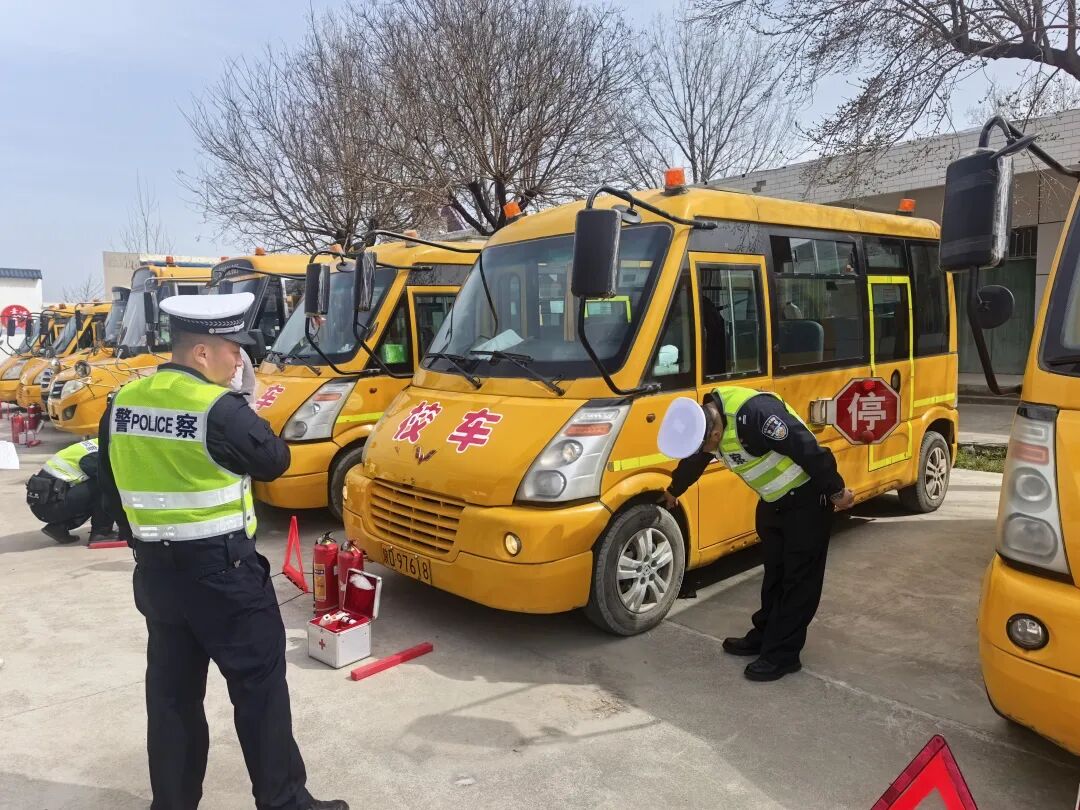 興平市教育局聯(lián)合交警大隊開展全市校車安全隱患專項(xiàng)檢查整治