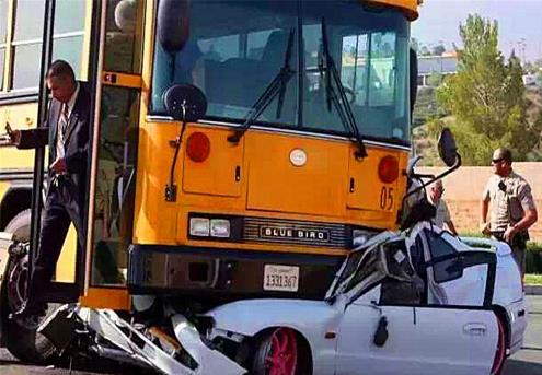 男子開保時捷時速210公里撞校車成廢鐵, 校車連油漆都沒掉