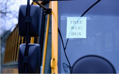 窮孩子無法上網(wǎng)課？美國無奈把校車裝上設(shè)備為社區(qū)提供免費(fèi)網(wǎng)絡(luò)