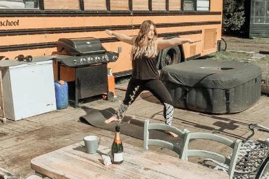 英國夫妻巧手DIY 改造校車變新家