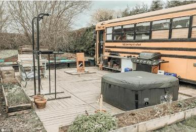 英國夫妻巧手DIY 改造校車變新家