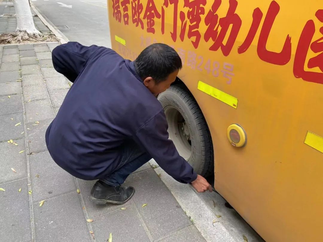 【安全童行】“為愛護航 校車安全伴我行”——金門灣幼兒園2024年校車應急逃生演練