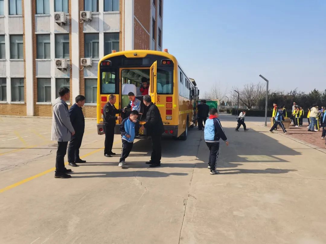 校車演練不松懈，安全意識(shí)筑心間——王家樓小學(xué)開(kāi)展校車應(yīng)急疏散演練活動(dòng)