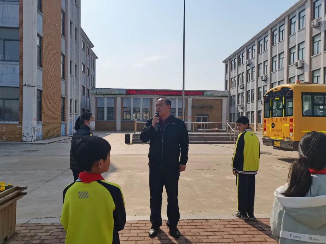 校車演練不松懈，安全意識(shí)筑心間——王家樓小學(xué)開(kāi)展校車應(yīng)急疏散演練活動(dòng)