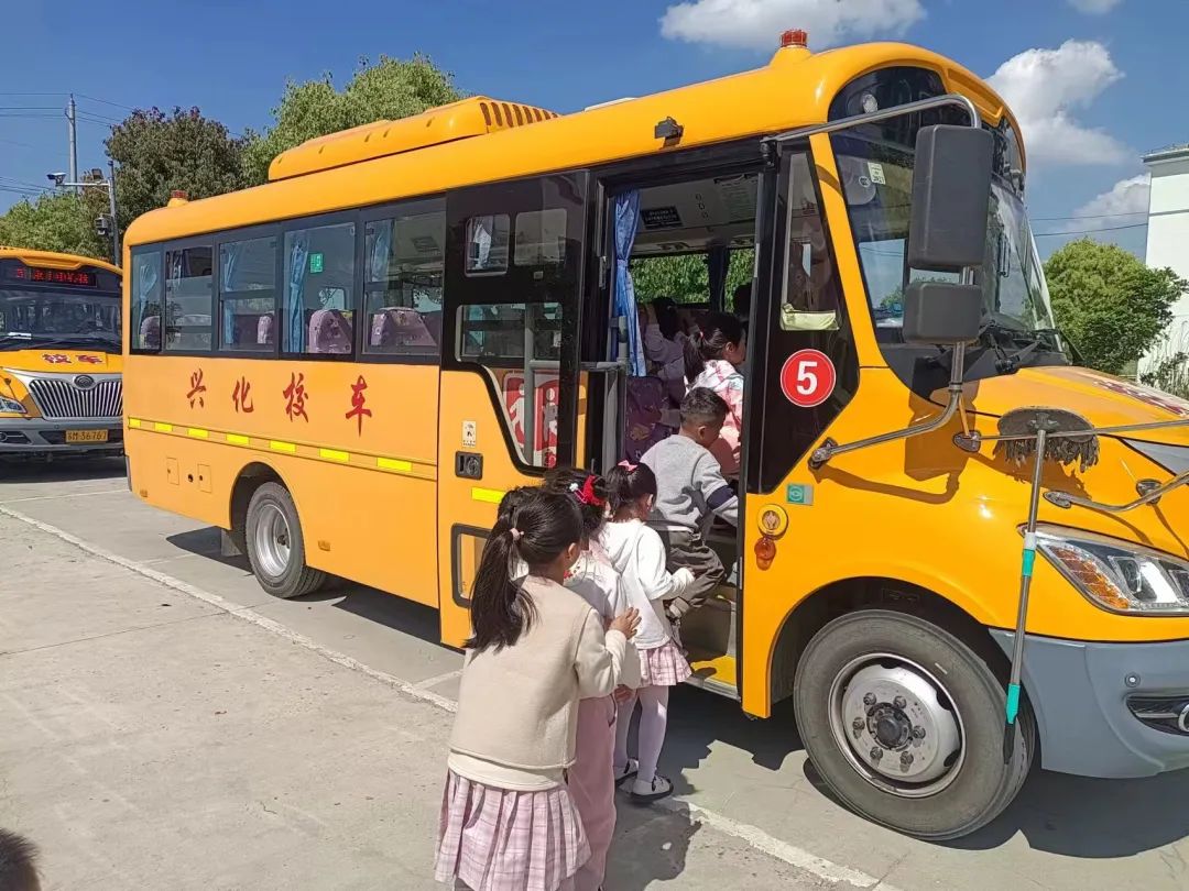 心系安全，平安乘車——興化市永豐鎮(zhèn)中心幼兒園校車安全演練