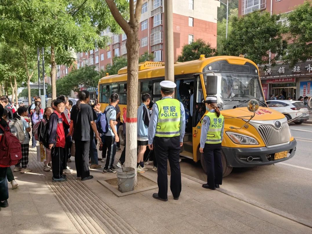 安塞公安交警▏強(qiáng)化校車安全“大檢查”，擰緊校車出行“安全閥”
