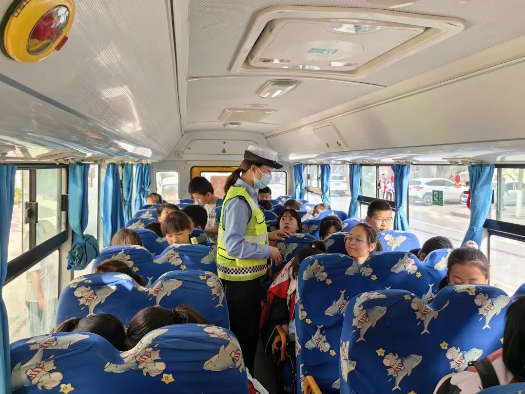 安塞公安交警▏強(qiáng)化校車安全“大檢查”，擰緊校車出行“安全閥”